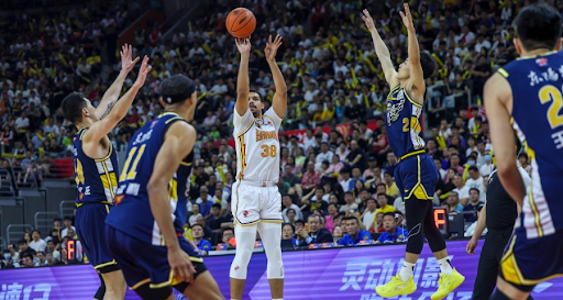 李冰冰三刷新疆滑雪场，明星效应如何引爆冰雪经济？